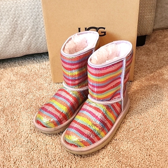 UGG Classic Short Kids Boots - Picture 5 of 12